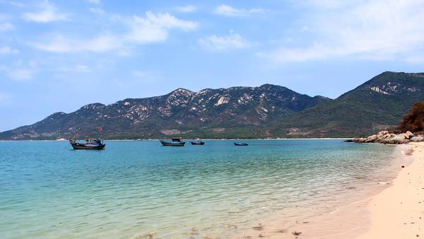 Ninh Vân được bán đảo Hòn Hèo bao bọc nên quanh năm đều êm sóng. Ảnh: Kua