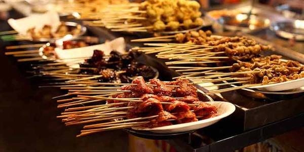 Malaysia cũng là trung tâm của ẩm thực đường phố với các món ăn mang hương vị từ Ấn Độ, Trung Quốc, Philippines và Singapore. Tuy nhiên, lựa chọn nhà hàng cho các bữa ăn không phải một ý hay do chất lượng không đồng đều và dịch vụ còn khá kém. Ảnh: Intrepid travel.