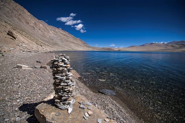 Có nhiều sự tích về ý nghĩa những phiến đá xếp chồng lên nhau như thế này ở Himalaya .