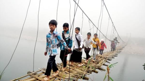 Các em nhỏ đi học hằng ngày qua chiếc cầu treo bản Khôn Đôi (Tam Đường, Lai Châu). Ảnh: Tuổi Trẻ