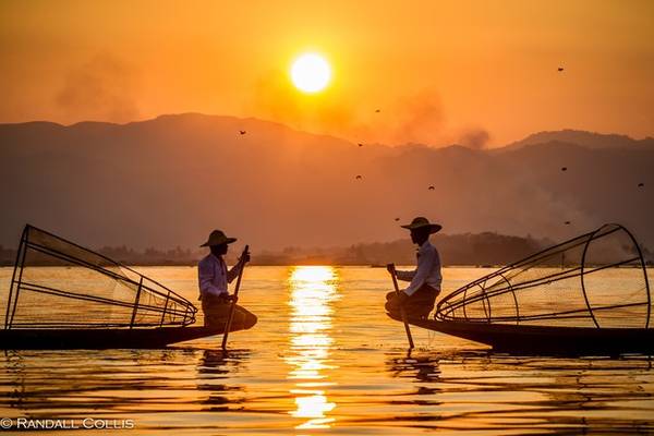 Hồ Inle (Myanmar) đón du khách với những ngôi nhà nổi, những chiếc thuyền lênh đênh giữa hồ, người Kayan “cổ dài”, chợ nổi bán sản vật địa phương. Ảnh: Randall Collis.