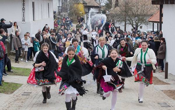 Lễ hội té nước vào các cô gái, Hungary Mỗi năm vào lễ Phục sinh, tại ngôi làng được công nhận di sản văn hóa thế giới ở Hungary Holloko lại diễn ra lễ hội té nước. Các cô gái trong trang phục truyền thống sẽ được dội những xô nước mát lạnh lên người. Họ tin rằng nếu làm thế, các cô gái sau này sẽ sinh con đàn cháu đống.