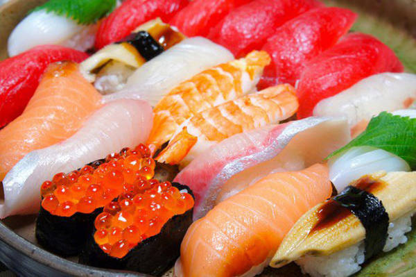 Thiên đường ẩm thực Nhật Bản được biết đến là thiên đường cho khách mê ăn uống bởi nền ẩm thực vừa tinh tế, đa dạng, vừa hấp dẫn, với sushi, tonkatsu, mì ramen hay các món kem trà xanh...