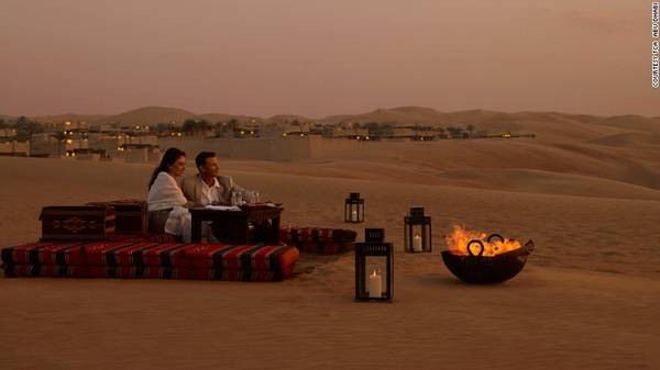 7. Resort giữa sa mạc Liwa: Nằm ở giữa hoang mạc Liwa, khu nghỉ dưỡng cao cấp Qasr al Sarab là nơi được nhiều du khách ví như bước vào câu chuyện thần thoại “nghìn lẻ một đêm”.
