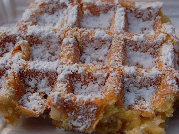 Bánh waffle (Bỉ): Bánh waffle có nguồn gốc từ Bỉ và là món ăn vặt được yêu thích ở đây. Món bánh ngậy bơ này ăn ngon nhất khi còn nóng, rắc thêm bột đường hoặc ăn kèm bơ Nutella. 