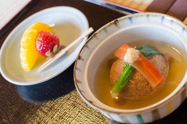 Các món ăn Nhật luôn sử dụng nguyên liệu theo mùa để đem tới hương vị đại diện của từng giai đoạn cho thực khách. Ngoài ra, đầu bếp Nhật luôn quan tâm tới tính thẩm mỹ, để mỗi món ăn đều trông như một tác phẩm nghệ thuật.