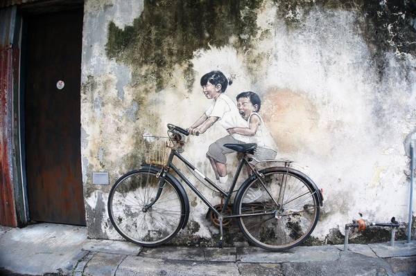 Bức tranh nổi tiếng “Những đứa trẻ trên chiếc xe đạp” trên góc phố Armenian. Bạn có thể ngồi lên yên xe.