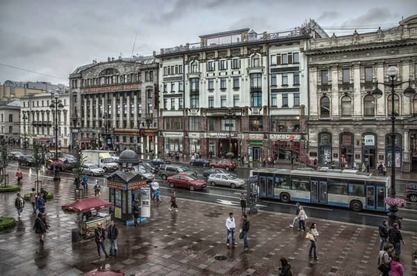 Nevsky Prospekt là khu trung tâm của Saint Peterburg và là một trong những đường phố nổi tiếng nhất ở Nga. Du khách có thể dễ dàng tìm đường đến đây bằng các phương tiện giao thông công cộng. 