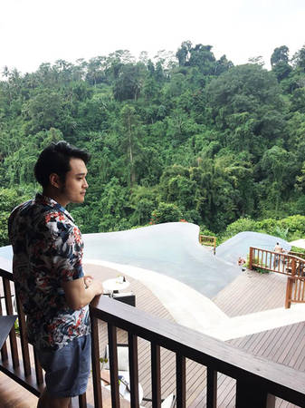 Bali có khá nhiều resort, dường như chỉ có resort cho bạn lựa chọn. Quang Vinh nghỉ tại một khu nghỉ dưỡng cao cấp khá nổi tiếng với hai bể bơi lộ thiên vươn ra không gian xanh của rừng cây.