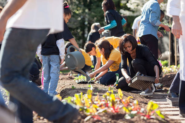 Học sinh tiểu học ở Washington, D.C. tham gia làm vườn cùng bà Obama. Ảnh chụp tháng 3/2010. Ảnh: Lawrence Jackson.
