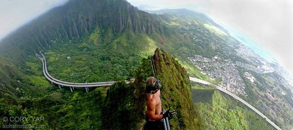 Chính quyền Hawaii đã đóng cửa “Cầu thang lên thiên đường” trong gần 30 năm qua, nhưng điều đó không ngăn được một lượng lớn du khách và người địa phương thử lòng can đảm ở đây. Ảnh: Alohafrom808.