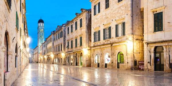 Phố cổ ở Dubrovnik, Croatia: Toàn bộ khu vực phố cổ của Dubrovnik đều dành cho người đi bộ, cấm mọi phương tiện có động cơ. Du khách có thể thỏa thích đi dạo ở những con phố nổi tiếng như Stradun, tuyến đường mua sắm chính với nhiều công trình kiến trúc cổ theo phong cách Gothic và La Mã. Ảnh: Cristinatrujillano.