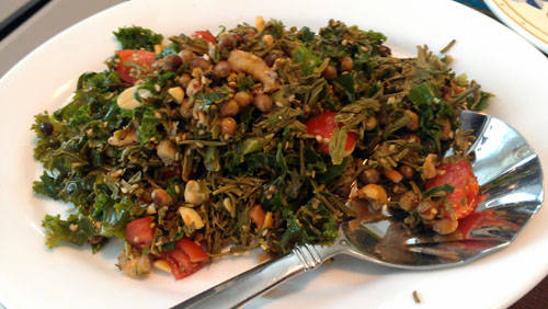 Laphet thoke (salad lá trà xanh): Nhắc đến xứ chùa vàng không thể không nhắc đến Lephet - lá trà xanh lên men. Món ăn được làm từ Lephet trộn với bắp cải, cà chua, đậu phộng rang, tỏi và ớt. Ảnh: Hungarybuddha.