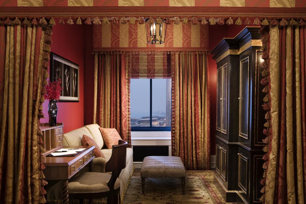 11. The Blackstone, A Renaissance Hotel, Chicago Khách sạn được mệnh danh là khách sạn của các tổng thống, sở hữu hơn 300 phòng sang trọng, từng tiếp đón ông Teddy Roosevelt, Jimmy Carter... Khi Tổng thống Truman ở lại khách sạn, ông từng thoải mái cầm ly rượu bước xuống sảnh và chơi một bản piano.