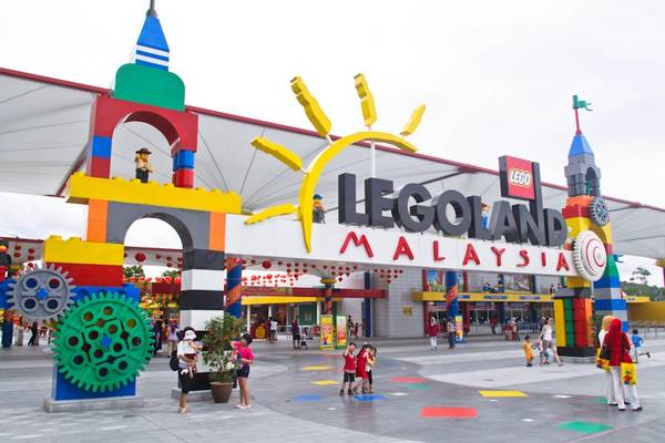13. Đưa trẻ tới Legoland ở Johoh: Nằm ở Iskandar Puteri, Johor, đây là khu nghỉ dưỡng Legoland đầu tiên ở châu Á từ năm 2012. Ở đây có 2 khu chính là công viên giải trí và công viên nước. Du khách có thể tiết kiệm tiền bằng cách mua vé combo qua mạng. Ảnh: Malaysiaonline.