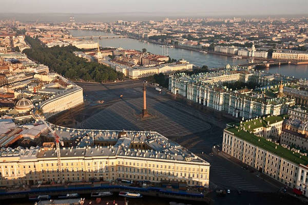 Toàn cảnh Cung điện Mùa đông và sông Neva nhìn từ trên cao. 