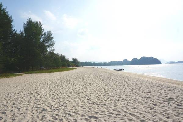 Có hai nơi đông vui trên đảo là Pantai Cenang và Kuah. Thuê khách sạn ở một trong hai khu này là thích hợp nhất.