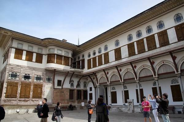 Nhiều tòa nhà bằng gỗ đã biến mất hoặc thay thế bằng những tòa nhà mới hơn, nhưng các phần chính của công trình vẫn được giữ nguyên vẹn tới ngày hôm nay. Cung điện Topkapi là một phần trong quần thể di tích lịch sử ở Istanbul được UNESCO công nhận là di sản thế giới vào năm 1985. Ảnh: Mikes travel guide.