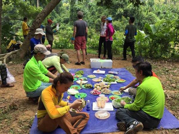 Bữa cơm đầu tiên của hành trình vào buổi trưa và được tổ chức ăn giữa đường đi rừng, trên chặng trekking từ Bản Đoòng đến Hang Én.