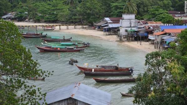 Lampi, Myanmar Lampi là hòn đảo lớn nhất Myanmar và có công viên bảo tồn biển quốc gia cùng tên. Đảo sở hữu rừng nhiệt đới nguyên sơ, những bãi biển hoàn toàn tách biệt, nhiều khu san hô cùng cộng đồng địa phương sống theo phương thức truyền thống, "sống dựa biển" qua nhiều thế hệ.