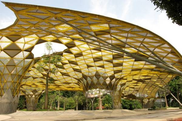 Sau khi thăm bảo tàng, bạn hãy đi dạo xuống vườn bách thảo Taman Botani Perdana. Nơi đây có những cây cầu, hệ thực vật độc đáo và không gian vui chơi cho trẻ. 