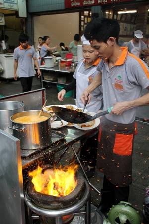 Những đầu bếp chế biến Pad Thai ngay trên vỉa hè cho du khách chiêm ngưỡng. Ảnh: eatingthaifood.com