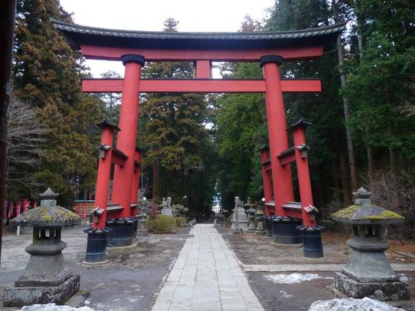 Cổng đền uy nghi, lối vào đền Sengen Jinja - Ảnh: guillaumeerard.fr
