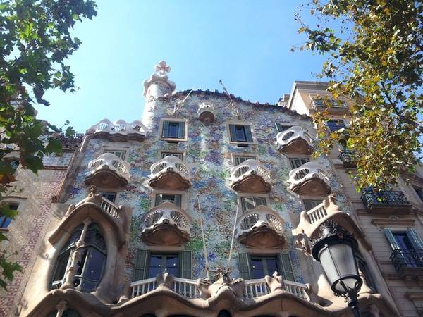 Casa Batllo là một trong những tác phẩm nổi tiếng của kiến trúc sư đại tài Tây Ban Nha, Antoni Gaudi. Ngôi nhà được ông thiết kế lại vào năm 1904 và chỉnh sửa một vài lần sau đó. Giống như nhiều công trình khác của Gaudi, Casa Batllo đậm nét kiến trúc hiện đại của xứ Catalan. Ở Barcelona còn nhiều công trình khác của Gaudi mà du khách có thể ghé thăm như Casa Vincens, nhà thờ Sagrada Familia, Park Guell... Ảnh: Hương Chi