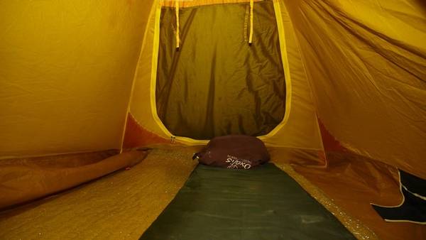 Bên trong lều của du khách có chuẩn bị kèm túi ngủ gọn gàng. 