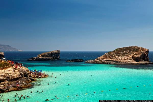 Malta có đủ kiểu bãi biển dành cho du khách, với cát vàng, cát đỏ, các phá nước xanh. Đừng bỏ qua khu Blue Lagoon ở Comino, một trong những vùng nước trong nhất thế giới. Ảnh: Huffingtonpost.