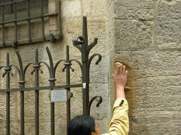 Theo truyền thống, việc xoa tượng cú Dijon ở Nhà thờ Đức bà (Paris, Pháp) bằng tay trái sẽ biến mơ ước của bạn thành sự thật.