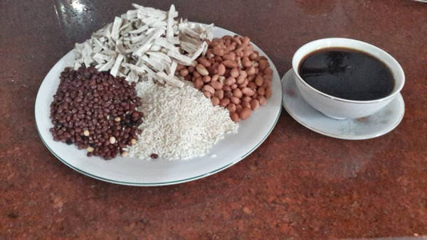 Nguyên liệu làm khoai xéo bao gồm: khoai lang khô, nếp, lạc nhân, đậu, đường hoặc mật mía...