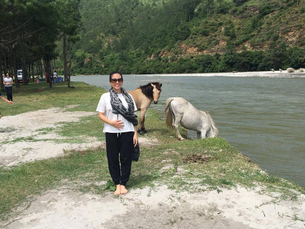 Hoa hậu Phu nhân đi chân trần ra bờ sông hóng mát, xem những chú ngựa thảnh thơi gặm cỏ, uống nước.
