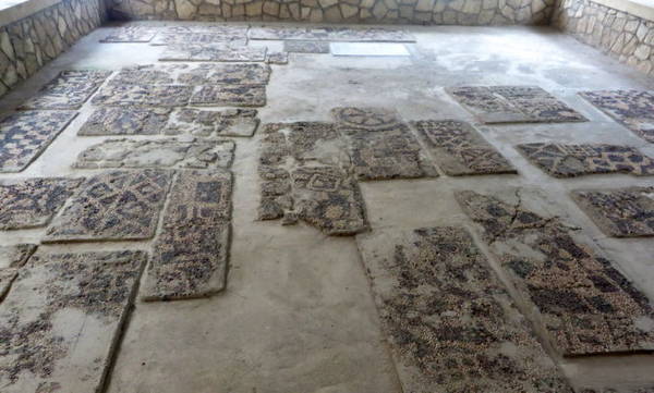 Khu vực khảm đá cuội được bảo quản dưới mái hiên trong bảo tàng - Ảnh: KIM NGÂN