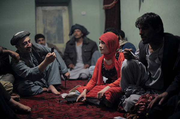 Rustam viết: "Zabi không phải là một người đàn ông quá quyền lực hay giàu có, nhưng ông ấy vẫn sở hữu tới ba cậu bé làm bacha. Nhiều người tại Afghanistan ủng hộ truyền thống này và nhiều người trong số họ là những nhân vật có tầm ảnh hưởng". Ảnh: Qefes.