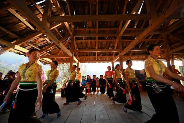 Điệu múa xòe đặc trưng của phụ nữ Thái ở Ngọc Chiến.