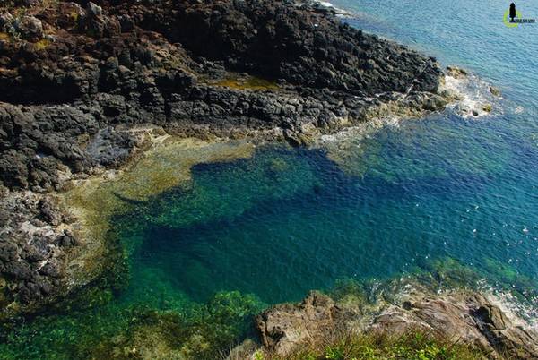 Gành Hố Chảo nằm dưới chân Gành Yến với những khối đá đen thẫm như tàn tích núi lửa ở Lý Sơn, cùng những vũng biển xanh như ngọc bích.