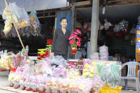 Để đón Tết tươm tất, nhiều hàng hoá được cập cảng Thổ Chu nhằm kịp cung cấp cho người dân. Trong ảnh: Một cửa hàng bán hoa giả với nhiều loại hoa khác nhau