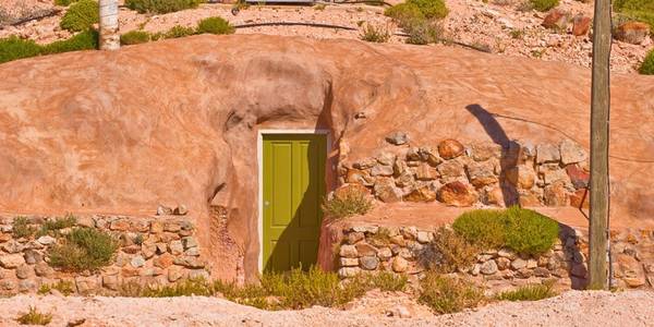 Coober Pedy, phía Nam Australia là thị trấn nằm giữa vùng đất đỏ hoang vắng, là nơi sinh sống của những người thợ mỏ đến từ hơn 45 quốc gia trên thế giới. Hơn một nửa dân số ở đây sống dưới mặt đất. Các địa điểm tham quan thú vị du khách không thể bỏ qua là mỏ opal, bảo tàng, nhà nguyện, khách sạn Desert Cave. Ảnh: ExperienceOz.