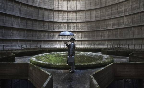 Hình ảnh siêu thực bên trong một nhà máy điện bị bỏ hoang ở Charleroi, Bỉ.