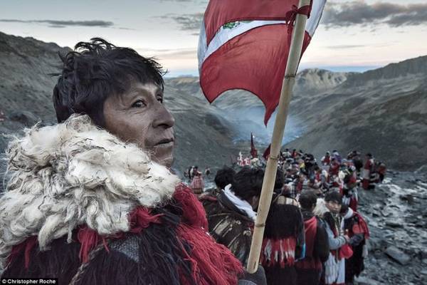  80.000 khách hành hương đi xuống thung lũng Sinakara (Peru)