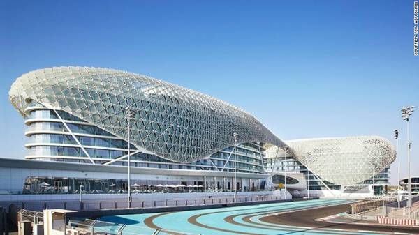 Đường đua F1 chuẩn quốc tế được xây dựng bên cạnh hệ thống khách sạn cao cấp Yas Viceroy Abu Dhabi. Từ ban công khách sạn, du khách có thể thoải mái thưởng thức những vòng đua kịch tính.