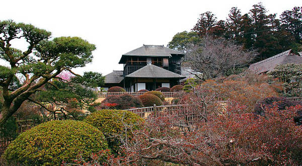 Tháng 3/2011, khu vườn bị thiệt hại khá nặng do hậu quả của trận động đất, nhưng đã được chính phủ tu sửa như cũ và mở cửa lại vào tháng 2/2012. Ảnh: Japanguide.