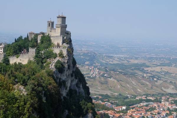 Trên đỉnh Cesta, người ta có thể nhìn rõ Guaita trong hình ảnh điển hình trên mọi postcard về San Marino. Guaita tựa như một lâu đài cổ tích, chiếm cứ một đỉnh núi cho riêng mình và thách thức mọi ánh mắt ngước nhìn từ vùng nông thôn dưới đó hàng trăm mét. Như thế, Cesta và Guaita không khác gì "hai anh em", đứng trên hai nóc nhà của đất nước nhìn về nhau.
