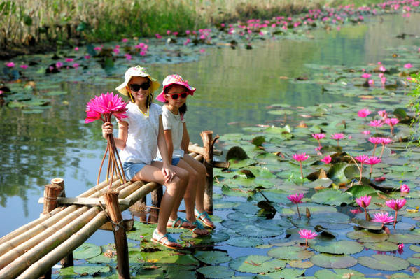 Nhiều gia đình có trẻ nhỏ lựa chọn chùa Hương là địa điểm vui chơi cuối tuần bởi khoảng cách không quá xa, khung cảnh gần gũi thiên thiên, vừa có núi, vừa có sông lại đang vào mùa hoa.