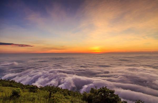 Núi Bà Đen (Tây Ninh) là ngọn núi cao nhất Đông Nam Bộ. Những năm gần đây, nơi này trở thành địa điểm săn mây thu hút dân phượt. Ảnh: Nam Phạm.