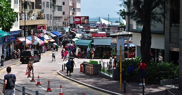Stanley market là khu thương mại kết hợp chợ trời, có bến tàu cổ được xây dựng từ đầu thế kỷ để phục vụ Toàn quyền Hong Kong và ngôi nhà đá cổ giờ thành store của H&M. Ảnh: Hk-Stanley.