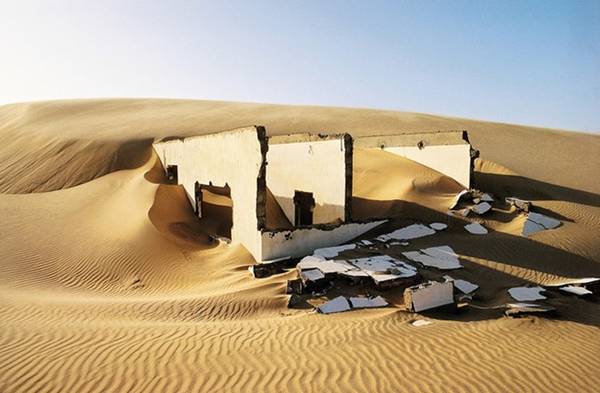 Một ngôi nhà hoang không còn nguyên vẹn trên sa mạc Sahara.