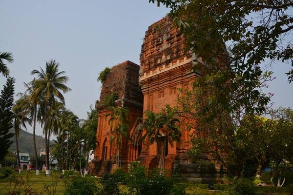 Tham quan Tháp Đôi 800 tuổi: Tháp Đôi là một trong tám cụm tháp Chăm còn lại trên đất Bình Định, một trong những di tích kiến trúc văn hóa Chăm mang màu sắc tôn giáo đặc sắc. Tháp Đôi có niên đại vào khoảng cuối thế kỷ 12, đầu thế kỷ 13 trong giai đoạn phong cách Bình Định. Đây cũng là thời kỳ có sự giao lưu thường xuyên giữa Chăm Pa và vương quốc Khmer nên nghệ thuật kiến trúc – điêu khắc Angkor có ảnh hưởng ít nhiều vào kiến trúc của tháp.