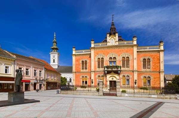 Novi Sad, Serbia: Được biết đến với nhiều viện bảo tàng, phòng trưng bày, và di tích, Novi Sad được xem là thủ đô văn hóa của Serbia. Bạn sẽ không hối tiếc thời gian của mình khi khám phá thành phố duyên dáng này với những ngôi nhà đầy màu sắc.